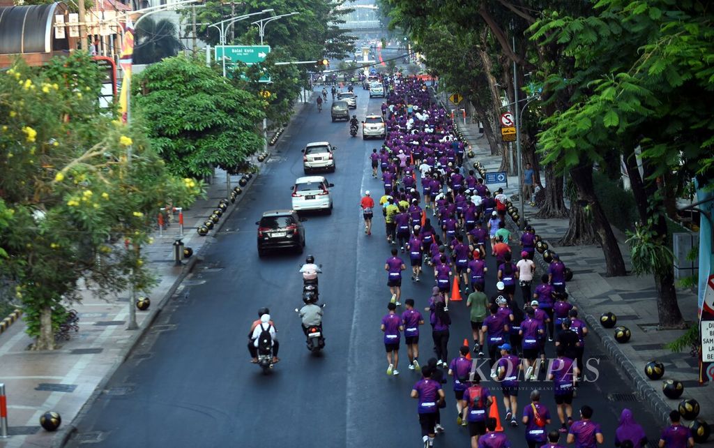 Pelari kategori 10 kilometer RUNHUB melintas di Jalan Pemuda, Surabaya, Jawa Timur, Minggu (8/10/2023). 