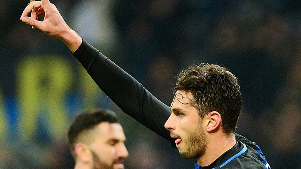 Bek Inter Milan, Andrea Ranocchia, merayakan golnya ke gawang Benevento pada laga Liga Italia di Stadion Giuseppe Meazza, Milan, Minggu (25/2) dini hari WIB. Inter menang 2-0, tetapi posisi mereka di peringkat ketiga digusur Lazio yang  mengalahkan tuan rumah Sassuolo pada laga Minggu malam. 