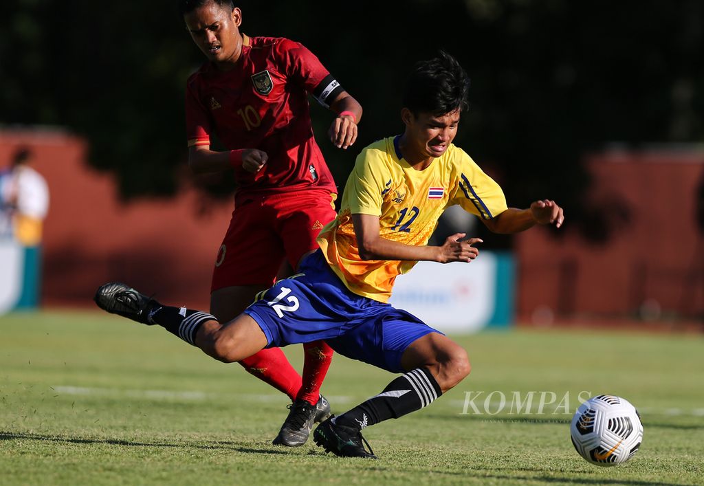 Kapten tim Indonesia, Yahya Hernanda, berusaha keras merebut bola dari pemain Thailand, Chanapit Deeman, pada laga final sepak bola<i> cerebral palsy </i>ASEAN Para Games 2022 di Stadion Universitas Sebelas Maret di Surakarta, Jumat (5/8/2022). Indonesia kalah lewat adu penalti pada laga itu. 