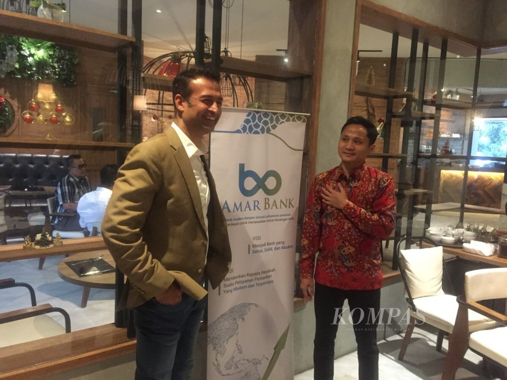 President Director Amar Bank Vishal Tulsian (kiri) berbincang di sela jumpa pers, Rabu (28/11/2018), di Surabaya Jawa Timur. Amar Bank mengklaim Tunaiku sebagai pionir produk layanan digital perbankan. Sejak diluncurkan pada Juni 2014, Tunaiku telah menjangkau 800.000 nasabah.