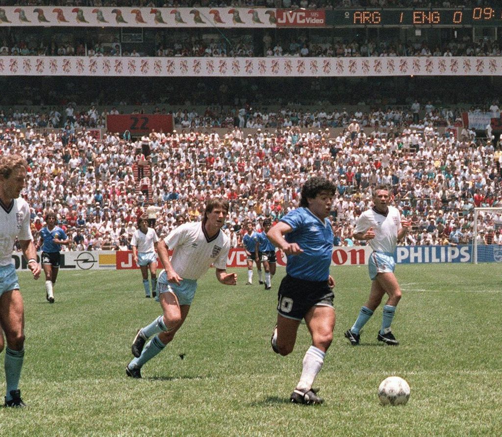Penyerang Argentina Diego Armando Maradona (kedua dari kanan) berlari melewati bek Inggris Terry Butcher (Kiri) dan Terry Fenwick (ke-2 dari kiri) dalam perempat final Piala Dunia antara Argentina dan Inggris pada tanggal 22 Juni 1986 di Meksiko