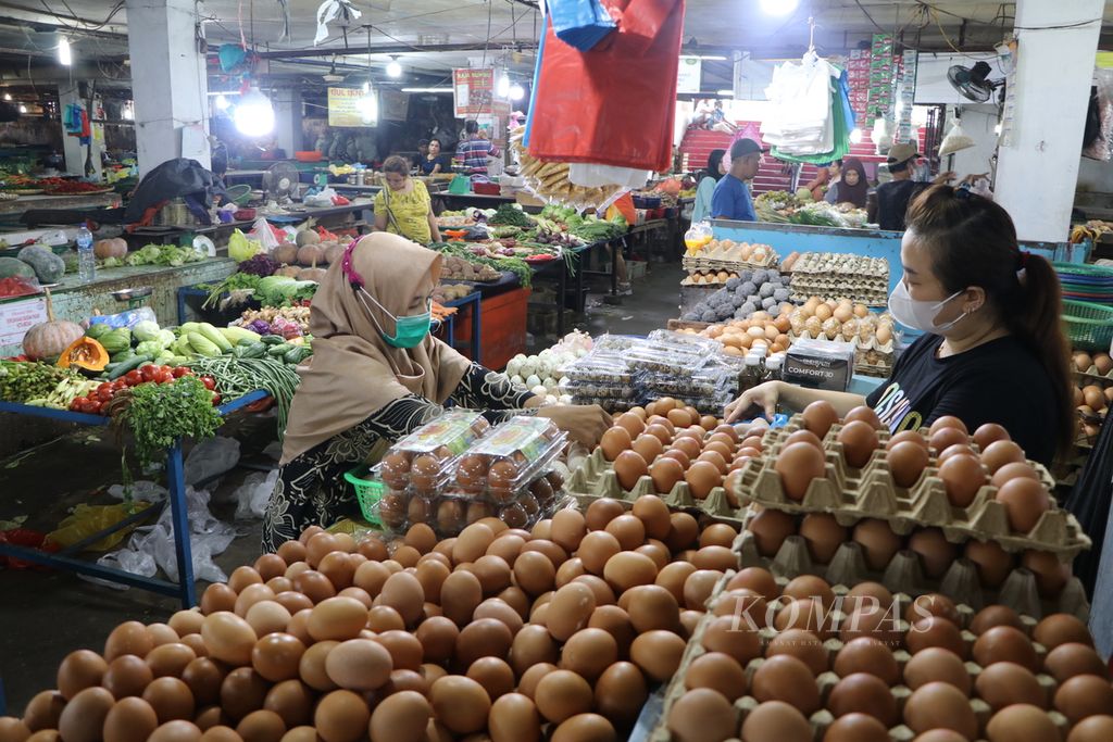 Warga beraktivitas di Pasar Petisah, Medan, Sumatera Utara, Rabu (24/8/2022). Harga bahan pokok seperti cabai merah, daging ayam ras, dan telur ayam ras mengalami kenaikan cukup tinggi.