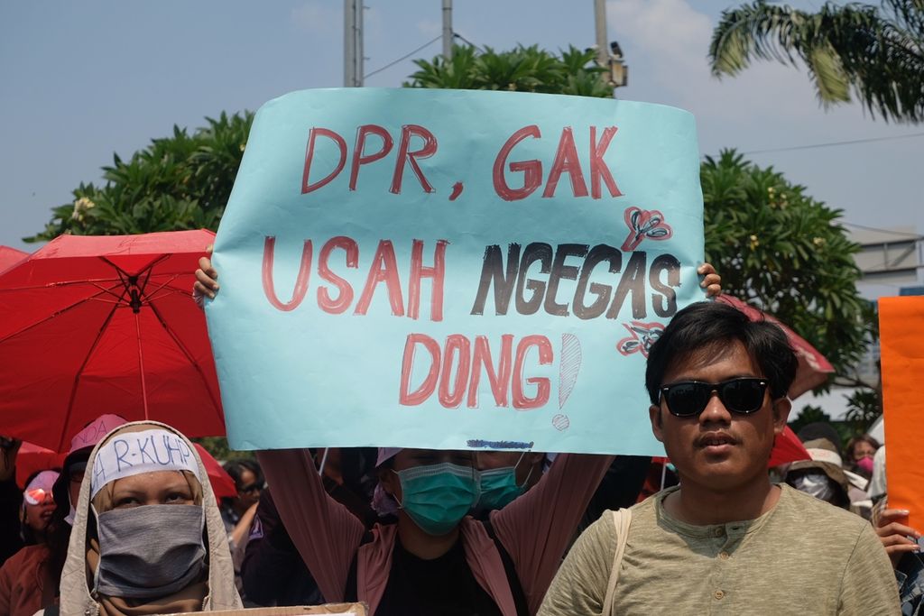 Masyarakat sipil yang tergabung dalam Aliansi Masyarakat Sipil untuk Demokrasi berunjuk rasa, Senin (16/9/2019), di depan gerbang Gedung MPR/DPR/DPD, Senayan, Jakarta. Mereka menolak pengesahan RKUHP.