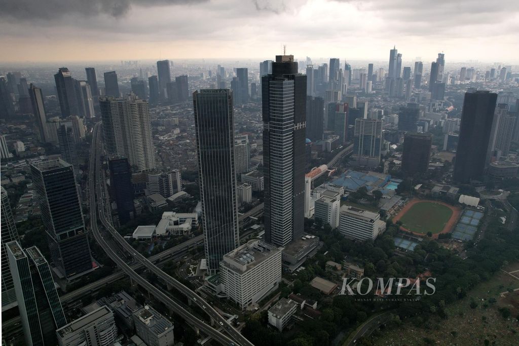 Lanskap gedung pencakar langit di kawasan Kuningan, Jakarta Selatan, Selasa (7/2/2023). Perekonomian Indonesia tumbuh 5,31 persen pada 2022, yang ditopang konsumsi rumah tangga, ekspor, dan investasi. Pemerintah juga memproyeksikan pertumbuhan ekonomi nasional tahun 2023 sebesar 5,3 persen. 