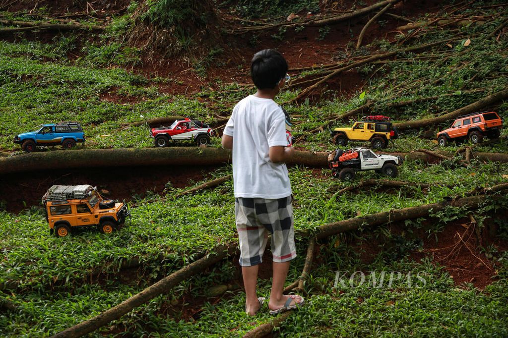 Seorang anak tampak antusias menaklukkan medan lintasan dengan menggunakan mobil <i>remote control </i>atau RC <i>tipe adventur </i>di Taman Langsat, Kebayoran Baru, Jakarta Selatan, Sabtu (10/9/2022). Tetap beraktivitas seperti mengerjakan hobi di saat kita tidak menginginkannya bisa membantu mengatasi depresi.