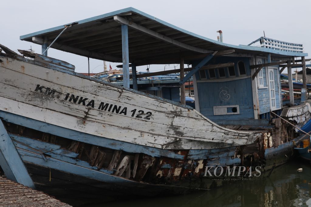 Kapal bantuan pemerintah KM Inka Mina 122 mangkrak di perairan Karangsong, Kabupaten Indramayu, Jawa Barat, Senin (26/10/2020). Kapal tersebut merupakan salah satu dari 1.000 kapal Inka Mina periode 2010-2014 senilai Rp 1,5 triliun. Kapal mangkrak diduga karena salah peruntukan, ketidaksesuaian spesifikasi kapal, hingga ketidakmampuan kelompok nelayan dalam permodalan dan teknologi.