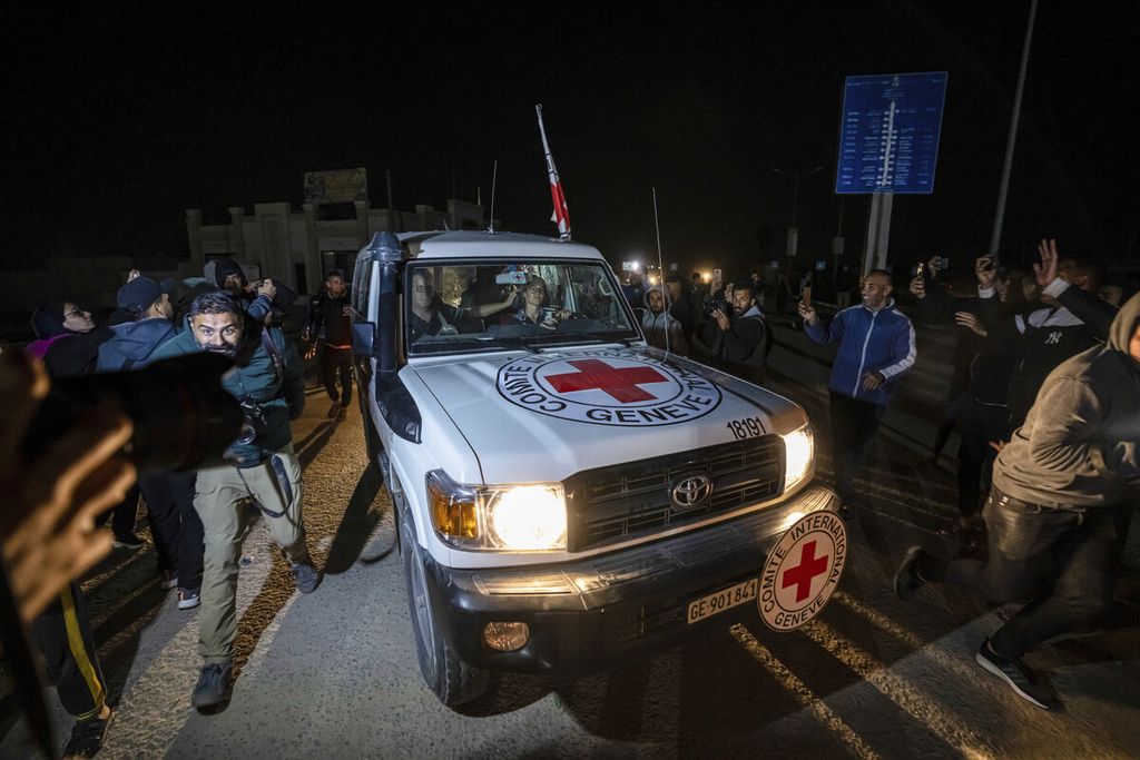 Konvoi Komite Internasional Palang Merah (ICRC), yang membawa sandera Israel dan asing menuju Mesir dari Jalur Gaza, tiba di perbatasan Rafah pada Minggu (26/11/2023). 