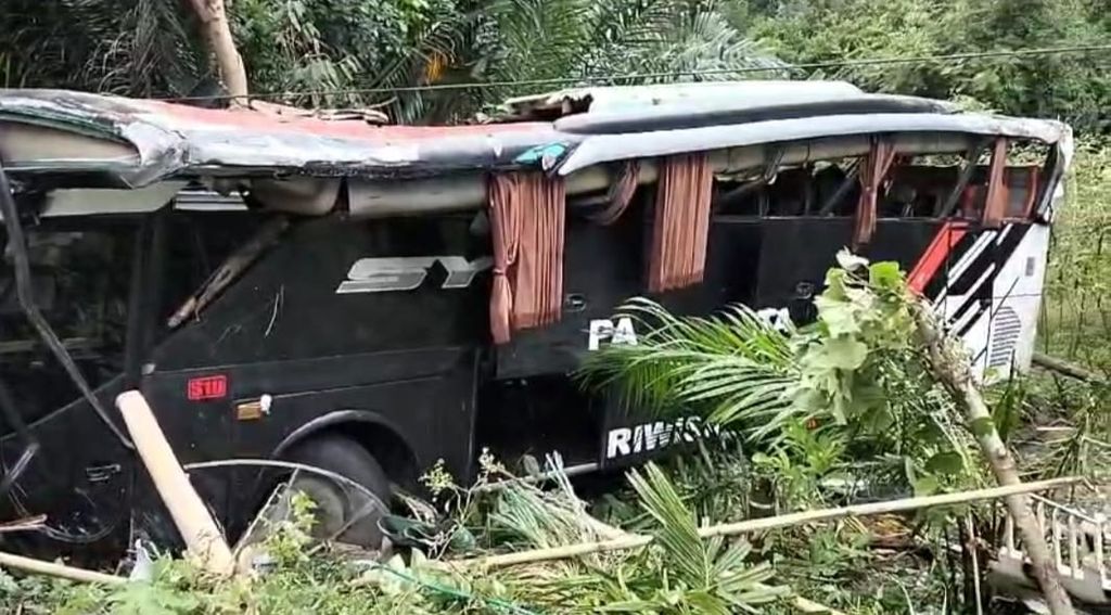 The tourist bus carrying a group of <i>study tour</i> participants from Madrasah Ibtidaiyah Negeri (MIN) 1 Pesisir Barat had a single accident on the west Sumatra highway, precisely in Sedayu, Semaka District, Tanggamus Regency, Lampung, on Wednesday (22 /5/2024) early morning. The condition of the bus was wrecked.