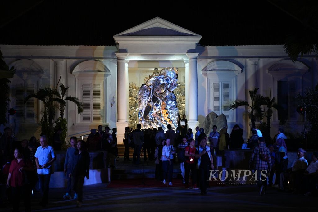 Karya berjudul ”Kebangkitan” dalam Pameran Tunggal Seni Rupa Lini Natalini Widhiasi yang bertajuk ”Infinity Yin Yang” di Galeri Nasional Indonesia, Jakarta Pusat, Selasa (3/9/2024). Pameran yang dikuratori oleh Citra Smara Dewi berlangsung hingga 3 Oktober 2024. Pameran menampilkan karya-karya instalasi dengan medium logam aluminium. 