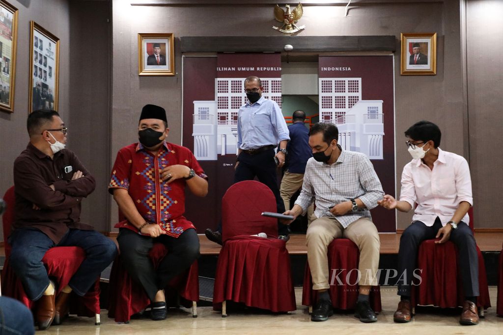 Ketua Komisi Pemilihan Umum (KPU) Hasyim Asy'ari (tengah) bersama anggota KPU lainnya, Mochamad Afifuddin (kiri) dan Yulianto Sudrajat, bersiap mengikuti diskusi media bersama ketua dan anggota KPU 2022-2027 di Gedung KPU, Jakarta, Selasa (26/4/2022). 