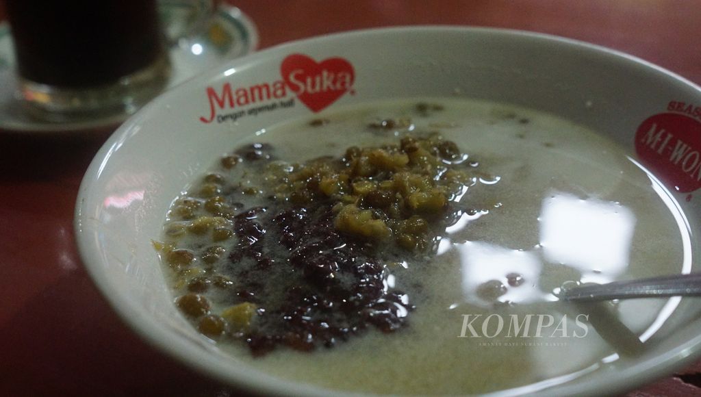Bubur kacang hijau yang disajikan di Warung Burjo Samiasih di Desa Caturtunggal, Kecamatan Depok, Kabupaten Sleman, Daerah Istimewa Yogyakarta (DIY), Selasa (18/10/2022). 