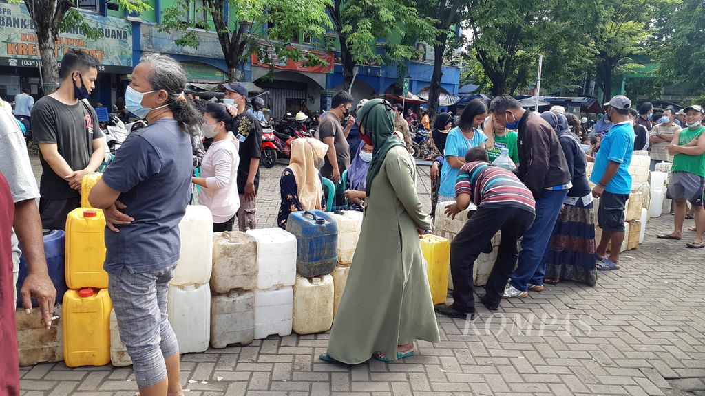 Ratusan pedagang di Pasar Larangan, Sidoarjo, mengantre pembelian minyak goreng curah dalam operasi pasar yang digelar Kementerian Perdagangan RI, Selasa (22/1/2022).