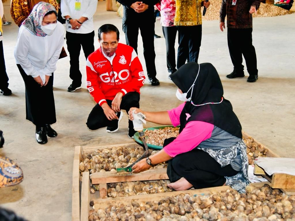Presiden Joko Widodo didampingi Ny Iriana Joko Widodo di pabrik CV Indokara, Kabupaten Muaro Jambi, Jambi, Kamis (7/4/2022).