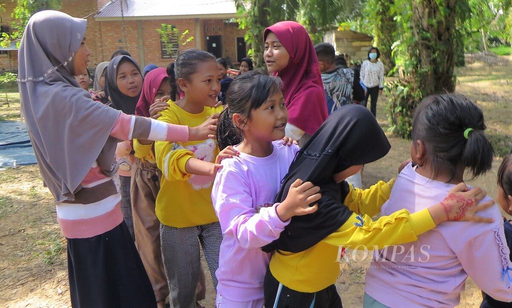 Permainan tradisional tantang duku dibawakan oleh anak-anak di Desa Jambi Tulo, Kecamatan Maro Sebo, Kabupaten Muaro Jambi, Jambi, Jumat (2/4/2022). 