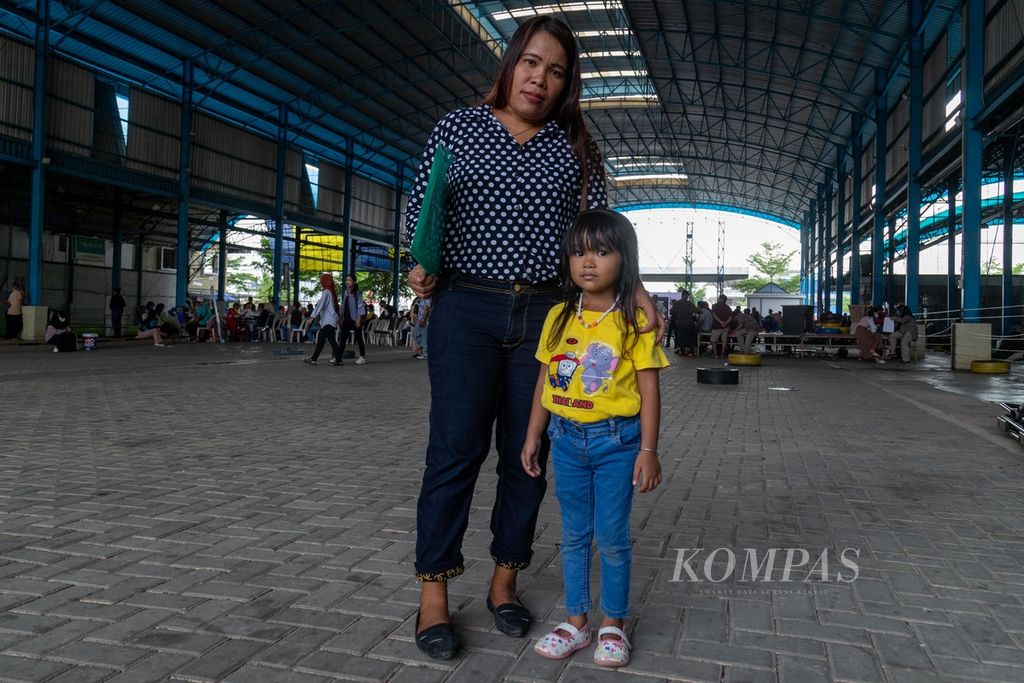 Yanti Manurung (31) membawa anaknya yang berusia 4 tahun saat melamar kerja di gelaran bursa kerja di Kota Batam, Kepulauan Riau, Rabu (9/11/2022).