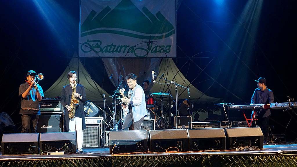 Musisi Jazz Barry Likumahuwa memeriahkan panggung BaturraJazz, di Bukit Bintang, Baturraden, Banyumas, Jawa Tengah, Sabtu (21/10) malam.