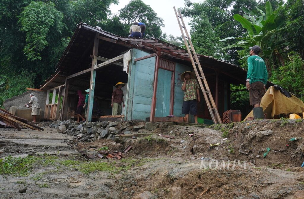 Masyarakat bekerja bakti memperbaiki rumah warga yang rusak akibat bencana tanah bergerak di Desa Padasari, Kecamatan Jatinegara, Kabupaten Tegal, Jateng, Kamis (20/2/2020). Akibat bencana tanah bergerak, 7 rumah warga rusak dan 27 orang mengungsi.
