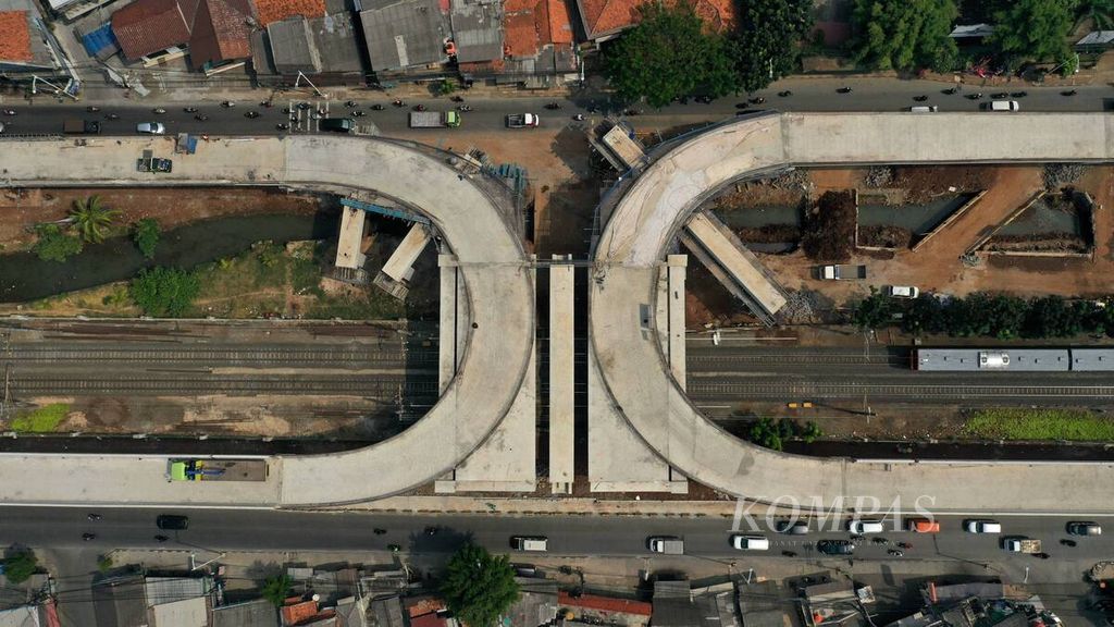 Foto udara kereta api melintas di sekitar proyek pembangunan jalan putaran layang atau simpang tak sebidang (STS) Lenteng Agung di Jakarta Selatan, Rabu (5/8/2020). 