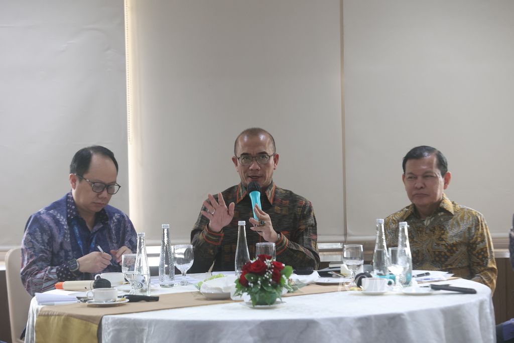 Ketua Komisi Pemilihan Umum Hasyim Asy'ari (tengah), bersama CEO Citi Indonesia Batara Sianturi (kanan) dan didampingi Pemimpin Redaksi Harian <i>Kompas</i> Sutta Dharmasaputra, menjadi pembicara dalam <i>Kompas</i> Collaboration Forum di Gedung Kompas Gramedia, Jakarta, Jumat (26/1/2024). 