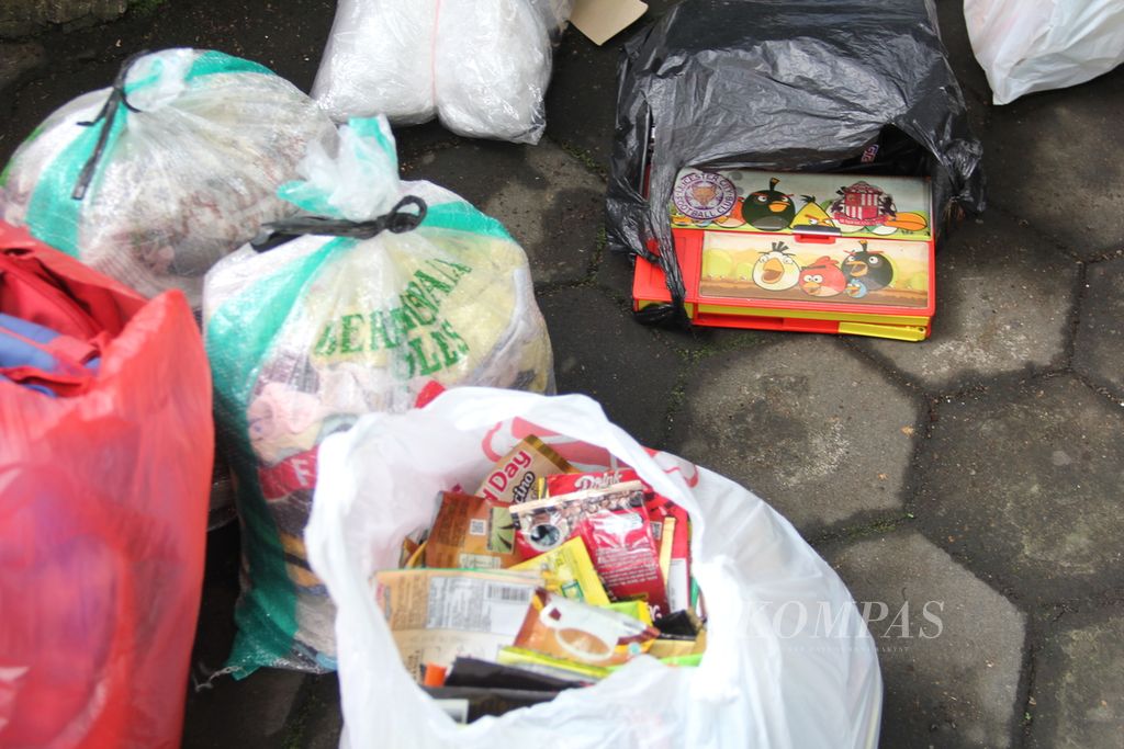 Berbagai jenis sampah yang dibawa warga untuk dibeli oleh Daur Resik, Rabu (16/2/2022) siang, di sebuah rumah di kawasan Timoho, Kota Yogyakarta, Daerah Istimewa Yogyakarta. Daur Resik merupakan sebuah gerakan yang mengajak masyarakat untuk memilah sampah.