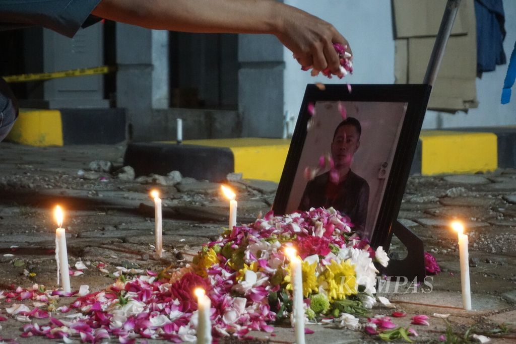 A photo of the late Fajar Subekti (38) was displayed during a prayer and flower-laying ceremony in the rear parking lot of Hotel Braga, Sokaraja, Banyumas, Central Java, on Monday (29/4/2024).