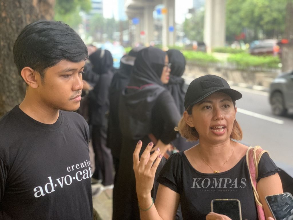 Manajer Program Komite Nasional Pengendalian Tembakau Nina Samidi (kanan) saat ditemui ketika aksi "payung duka" dari koalisi perlindungan masyarakat dari produk zat adiktif tembakau di depan Kantor Kementerian Kesehatan, Jakarta, Jumat (14/7/2023).