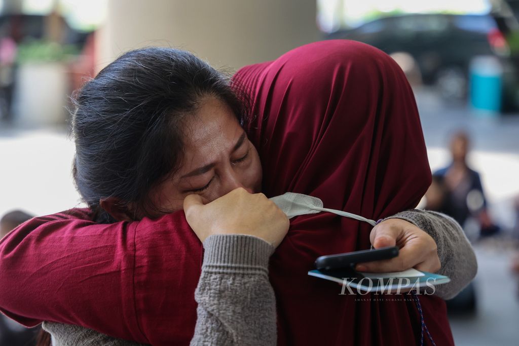 Pekerja migran Indonesia Nuraini (39) disambut haru oleh keluarganya yang menjemput kedatangan pekerja tersebut di Bandara Internasional Yogyakarta, Kulon Progo, DI Yogyakarta, Senin (17/4/2023). Nuraini berkesempatan mudik setelah empat tahun bekerja di Singapura.