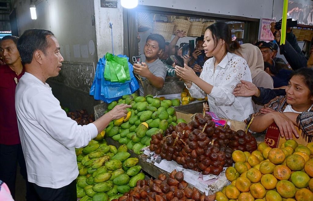 Presiden Joko Widodo berkunjung ke Pasar Buah Berastagi, Kabupaten Karo, Sumatera Utara, Sabtu (13/4/2024). Presiden pun berbelanja buah dan sayur.