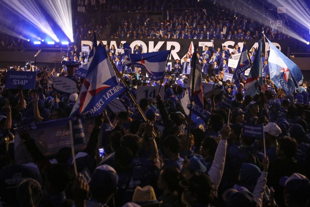 Sejumlah pendukung Partai Demokrat mengibarkan bendera partai di Tennis Indoor Senayan, Jakarta, Selasa (14/3/2023). 