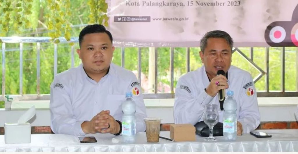 Anggota Bawaslu Kalteng, Winsi Kuhu (kiri), memberi keterangan media bersama Ketua Bawaslu Provinsi Kalteng Satriadi (kanan) pada Desember 2023.