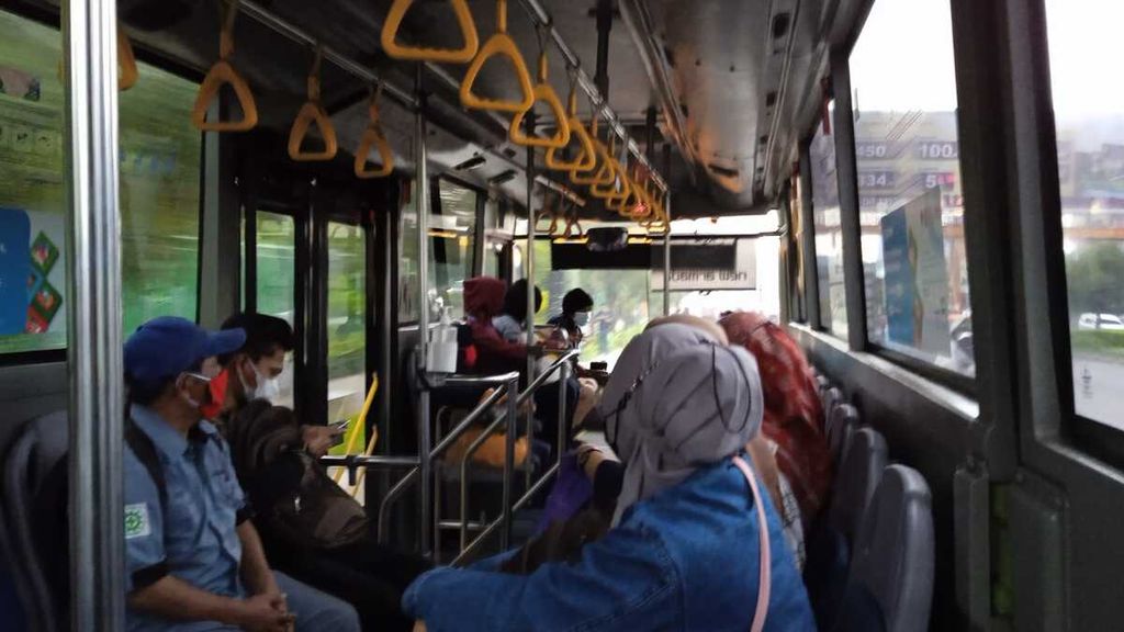 Kursi Bus Trans Patriot penuh oleh penumpang pada Jumat (4/11/2022). Bus yang telah beroperasi sejak 2018 ini kini menjadi alternatif transportasi umum yang layak di Kota Bekasi.