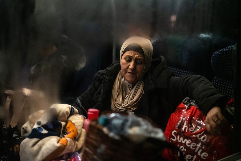 Seorang perempuan terlihat melalui jendela kereta saat pengungsi yang datang dari Ukraina tiba di Stasiun Kereta Api Utara di Bucharest, Romania, Jumat (4/3/2022). Pengungsi akibat perang ini mengalir ke negara-negara tetangga Eropa. Merekai sebagian besar adalah perempuan, anak-anak, dan lansia.