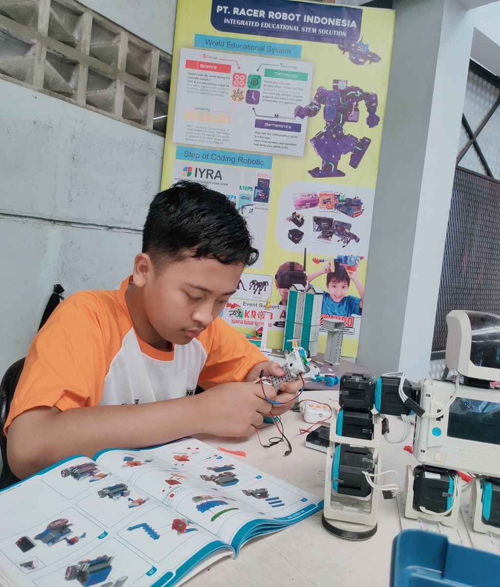Imran (14), siswa Madrasah Tsanawiyah Negeri 1 Tangerang Selatan, Banten, yang menciptakan berbagai robot sebagai solusi masalah di Tanah AIr.