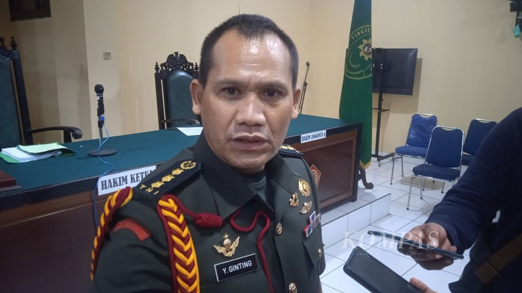 Kolonel (Chk) Yunus Ginting selaku oditur dalam persidangan dengan agenda pembacaan dakwaan kasus pembunuhan dan mutilasi empat warga Kabupaten Nduga di Pengadilan Militer III-19 Jayapura, Papua, Senin (12/12/2022).