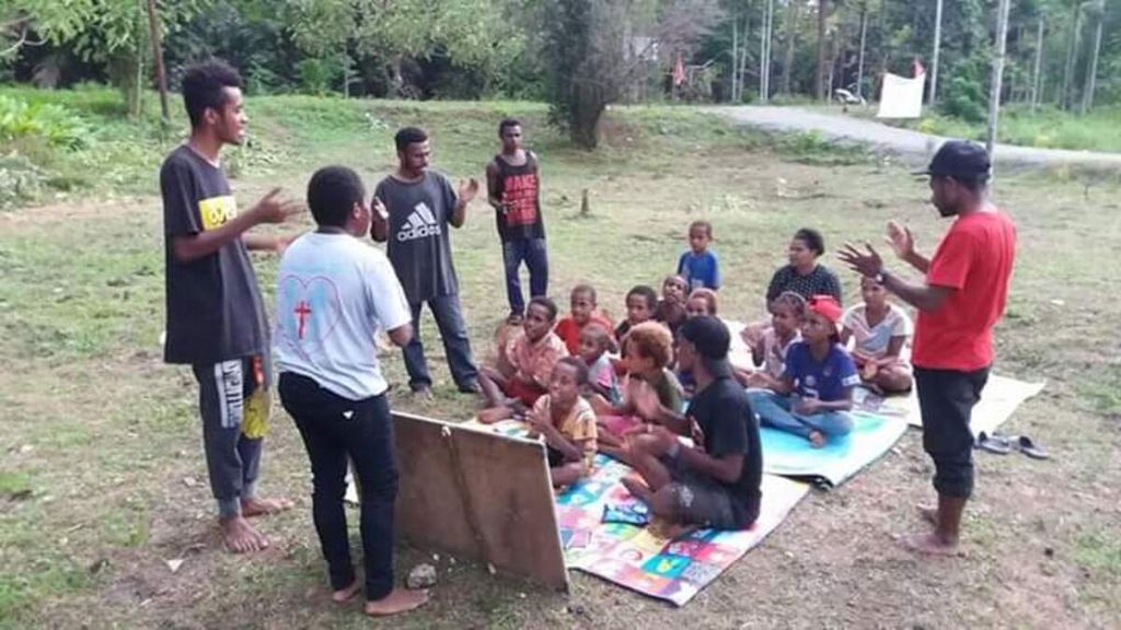 Kegiatan literasi dari Komunitas Literasi For Everyone Papua bagi anak-anak di salah satu daerah pedalaman Kabupaten Keerom, Papua.