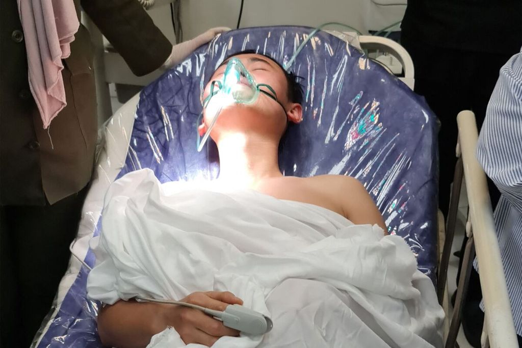 Seorang warga yang terluka akibat kecelakaan gas di Pelabuhan Aqaba, Jordania dilarikan ke rumah sakit, Senin (27/6/2022).