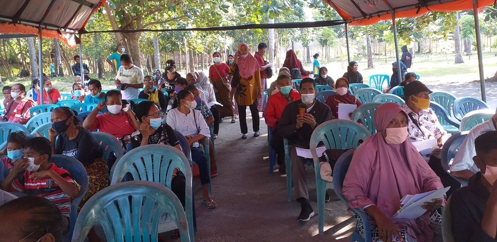 Sebagian pasien kusta menunggu giliran pengobatan di RS St Damian Lewoleba, Jumat (29/7/2022). Mereka datang dari 9 kecamatan atau 12 puskesmas di Lembata serta dari Pulau Adonara, Pulau Solor, Kabupaten Sikka, dan Kabupaten Ende, NTT. 