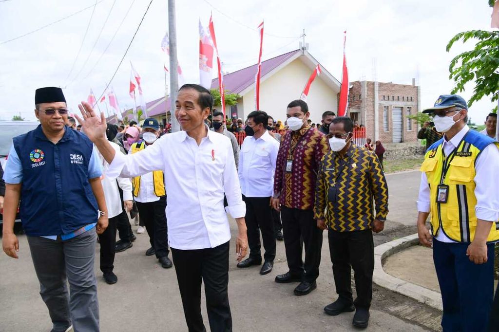 Presiden Joko Widodo didampingi Gubernur NTB Zulkieflimansyah (kiri) menyapa warga yang tinggal di hunian tetap pascabencana badai siklon tropis Seroja di Desa Tambe, Kabupaten Bima, NTB, Kamis (29/12/2022). 