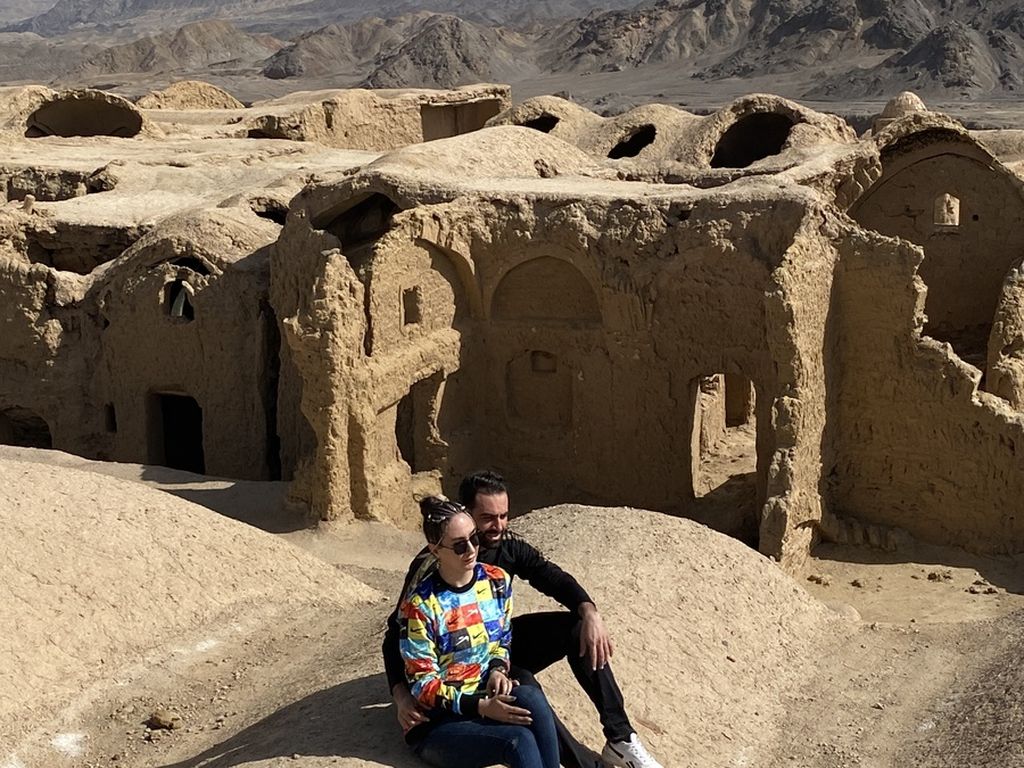  Pasangan muda dari Shiraz, kota di Iran selatan, berfoto di Desa Kharanaq, Yazd, 7 Februari 2023. Kharanaq adalah salah satu desa tua di Iran yang diperkirakan sudah berdiri sejak 4.500 tahun yang lalu. Tak lagi benar-benar ditinggali penduduk, desa ini menjadi salah satu cagar budaya yang dilindungi. 