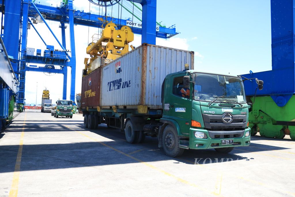 Seorang sopir truk trailer mengangkut kontainer milik PT Temas Shipping di Terminal Peti Kemas Sorong, Papua Barat Daya, Kamis (5/10/2023). 