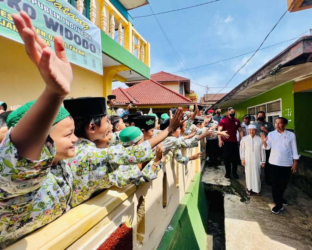 Presiden Joko Widodo meninjau Pondok Pesantren (Ponpes) Darul Falah, Desa Jambudipa, Kecamatan Warungkondang, Kabupaten Cianjur, dalam kunjungan kerjanya ke Provinsi Jawa Barat, Senin (5/12/2022). 
