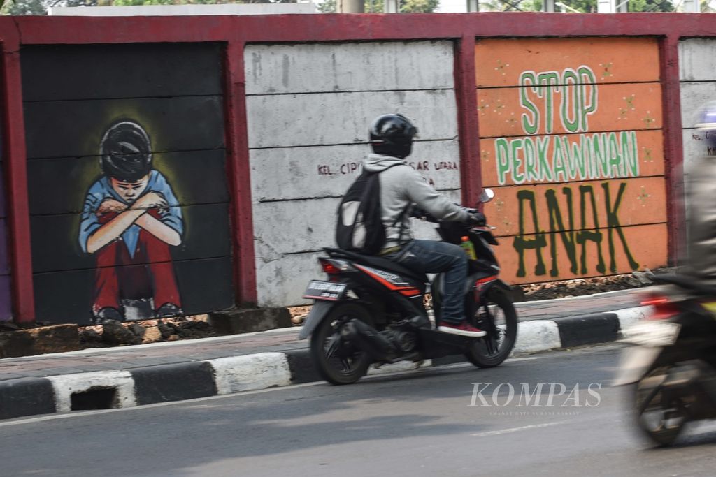 Mural bertema penolakan terhadap perkawinan anak menghiasi dinding tembok pembatas antara rel kereta api dan jalan raya di Jalan Bekasi Timur, Jakarta Timur, pada 28 September 2019. 