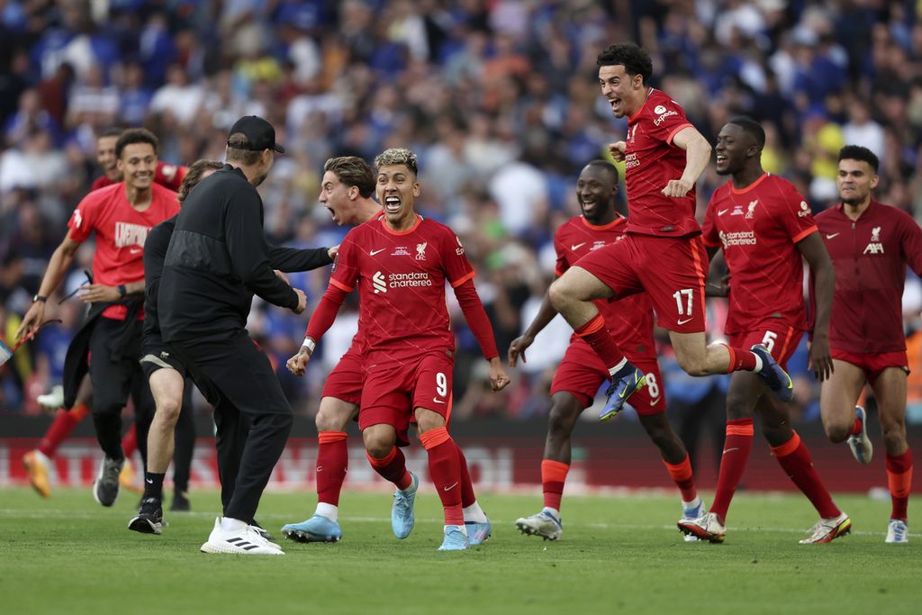 Pemain Liverpool berlari ke arah manajer Juergen Klopp seusai menjuarai Piala FA Inggris dengan mengalahkan Chelsea lewat adu penalti, Sabtu (14/5/2022) di Stadion Wembley, London.