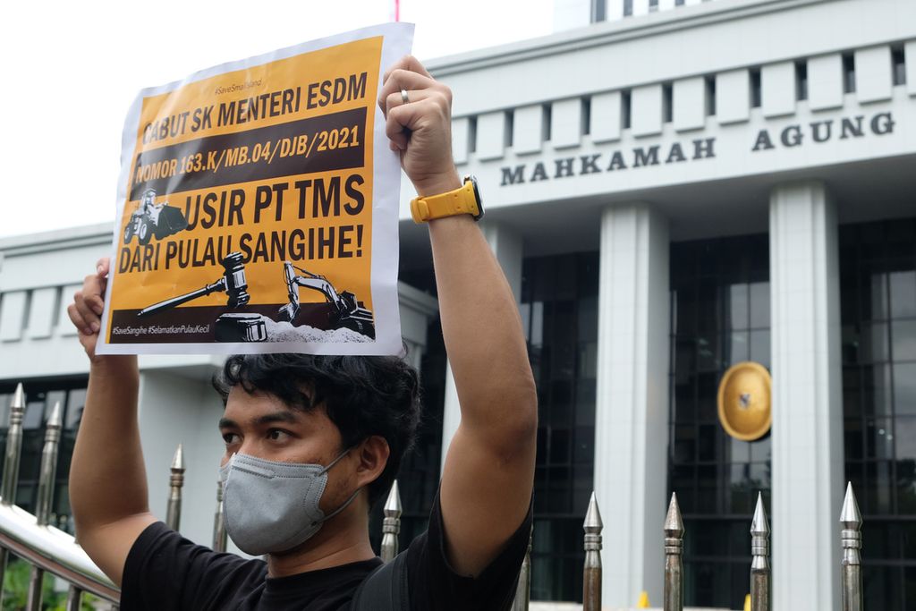 Peserta unjuk rasa membentangkan poster berisikan penolakan tambang emas di Pulau Sangihe, di depan gedung Mahkamah Agung, Jakarta Pusat, Kamis (17/11/2022).