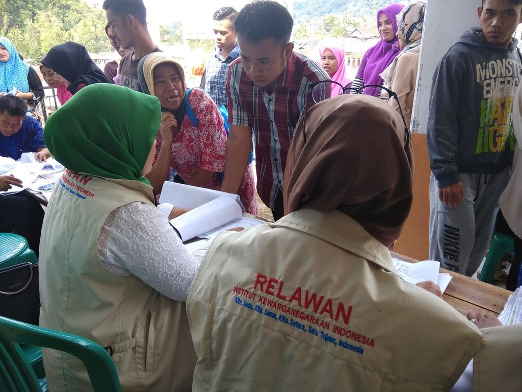 Sejumlah warga mengikuti program pengurusan dokumen kependudukan yang digelar Institut Kewarganegaraan Indonesia secara gratis di sebuah desa di Kabupaten Tangerang, Banten.