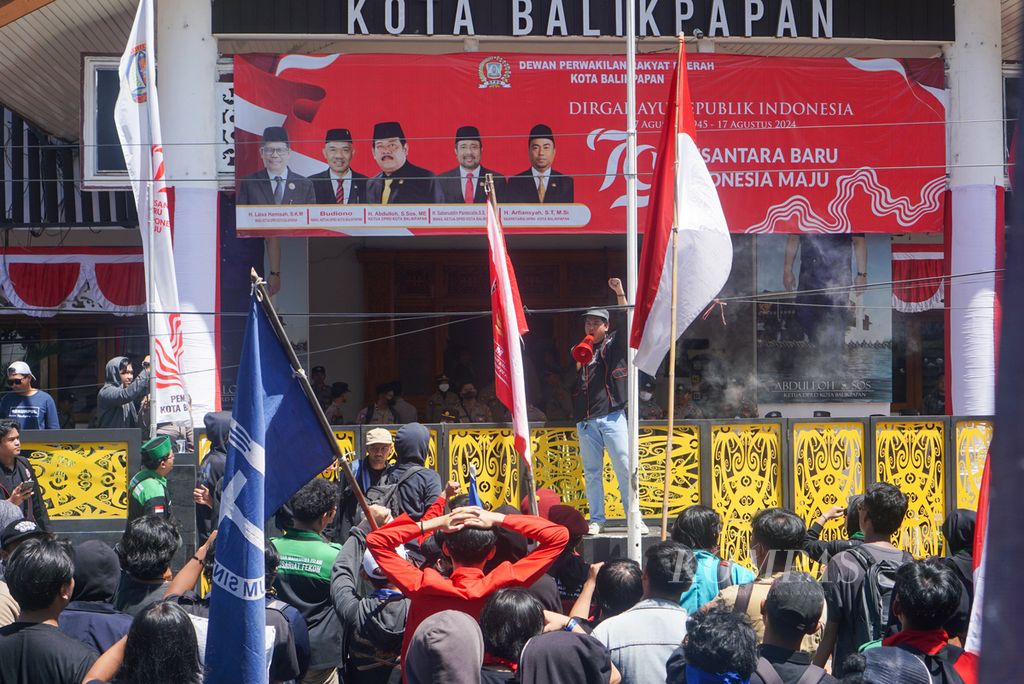 Mahasiswa berunjuk rasa dengan berorasi dan membakar ban di depan kantor DPRD Kota Balikpapan, Kalimantan Timur, Jumat (23/8/2024). Mereka menuntut agar pemerintah dan DPR menjalankan putusan MK soal pemilu.