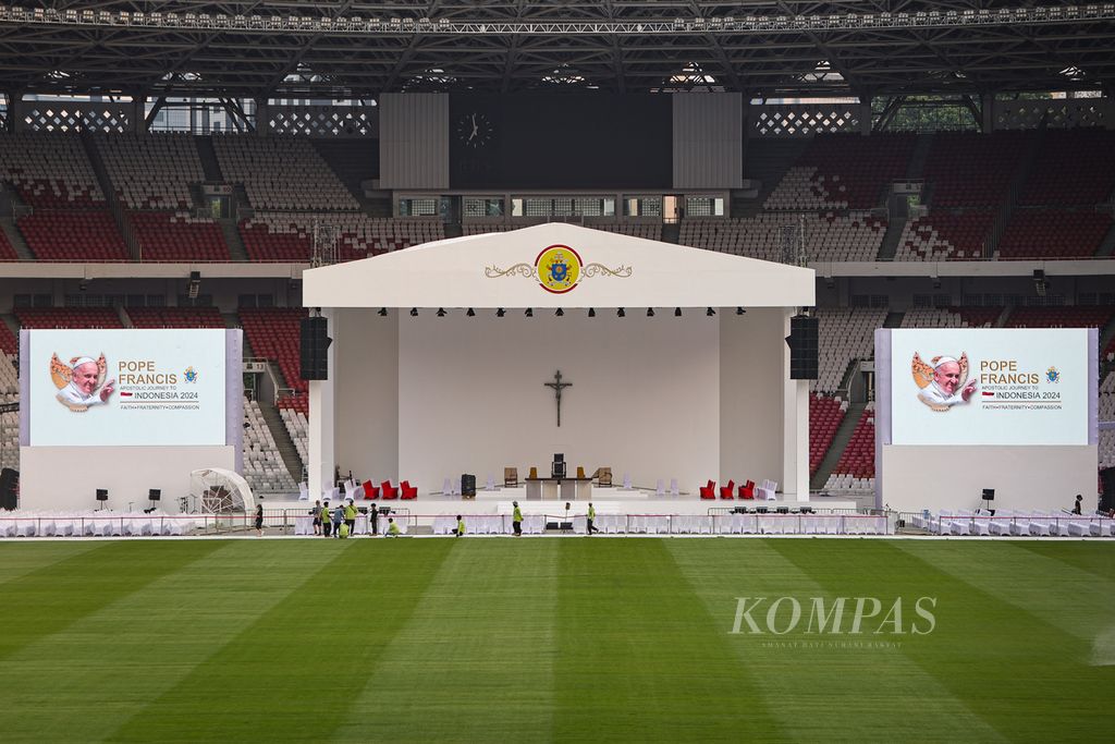 Tampilan panggung yang akan digunakan dalam misa akbar Paus Fransiskus di Stadion Utama Gelora Bung Karno (GBK), Jakarta, Selasa (3/9/2024). Persiapan Stadion Utama GBK jelang misa akbar yang dipimpin Paus Fransiskus sudah hampir 100 persen. Sejumlah panitia juga telah melakukan gladi resik rangkaian misa yang akan digelar Kamis (5/9/2024). 