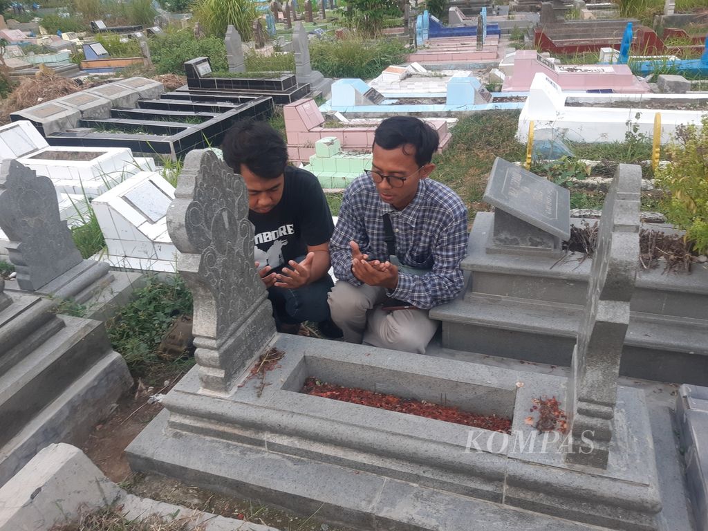 Sejumlah warga berdoa di makam Vina di Tempat Pemakaman Umum Kesinangan, Kabupaten Cirebon, Jawa Barat, Selasa (14/5/2024). Vina merupakan pelajar yang menjadi korban pembunuhan dan pemerkosaan pada 2016.