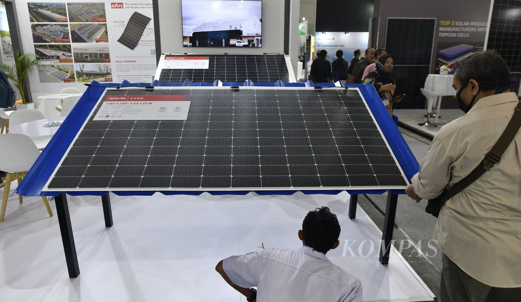 Pengunjung melihat panel surya di salah satu stan dalam pameran teknologi energi hijau Solartech Indonesia 2023 yang berlangsung di Jakarta International Expo, Kemayoran, Jakarta Pusat, Kamis (2/3/2023). 