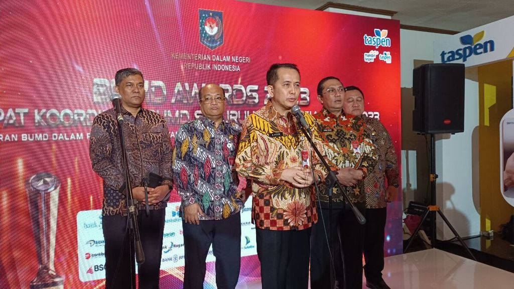 Pelaksana Harian Kepala Pusat Penerangan Kementerian Dalam Negeri Yudia Ramli (dua dari kanan) memberikan keterangan kepada media di Jakarta, Jumat (29/9/2023).